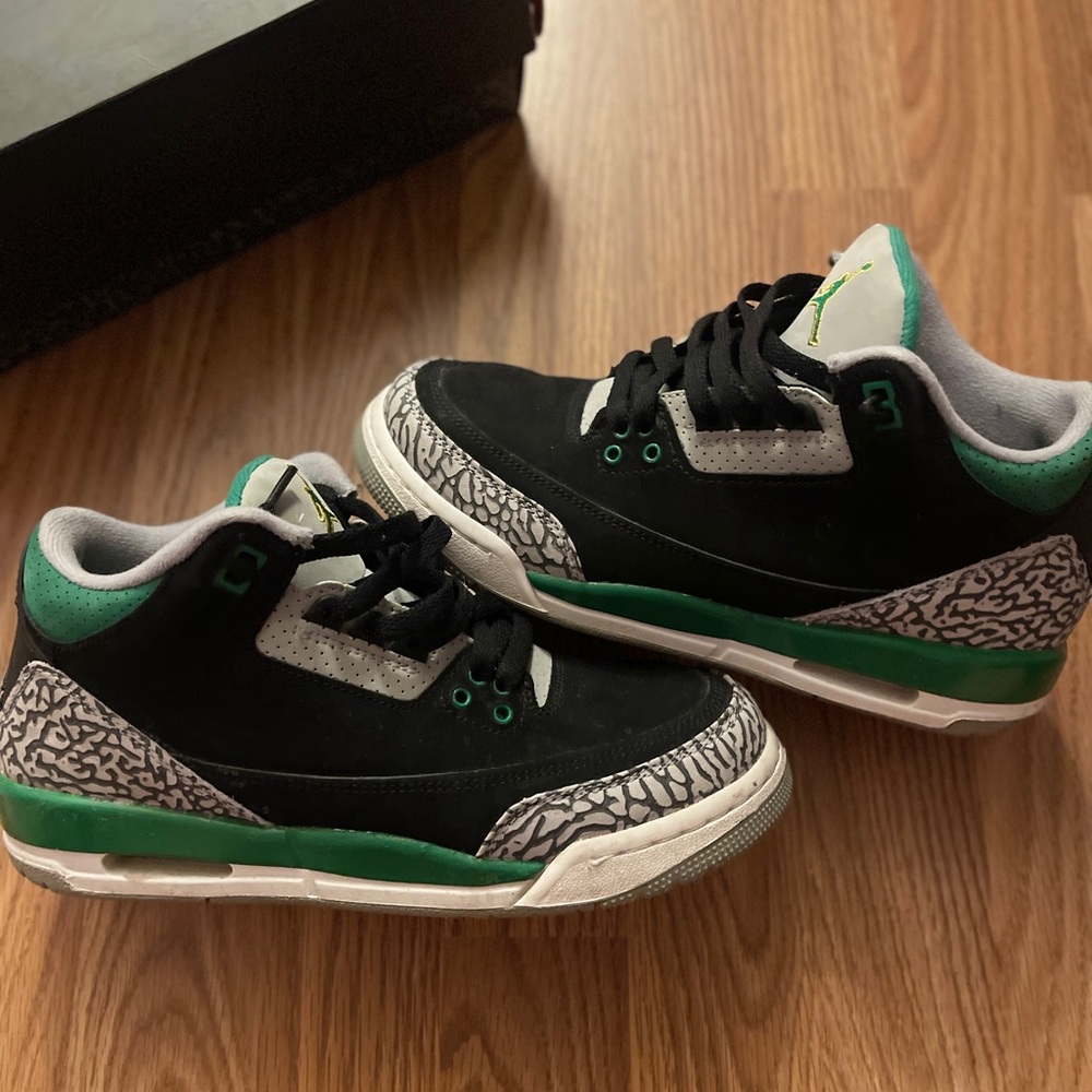 Air Jordan 3 in pine green